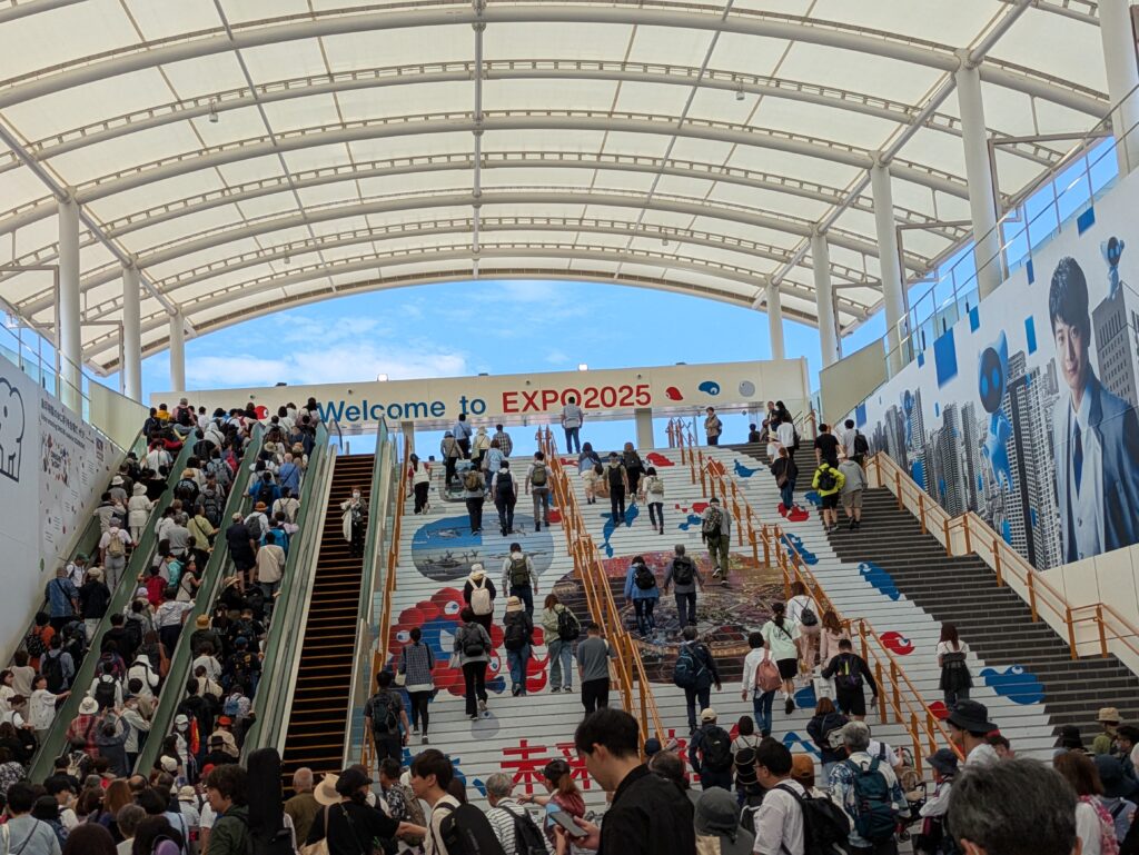 すでに大勢の人がいる夢洲駅の出口